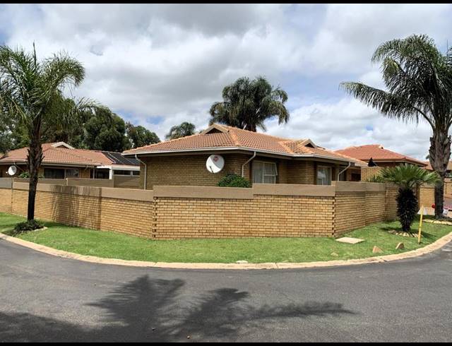 2 BEDROOM TOWNHOUSE FOR SALE IN BEYERS PARK
